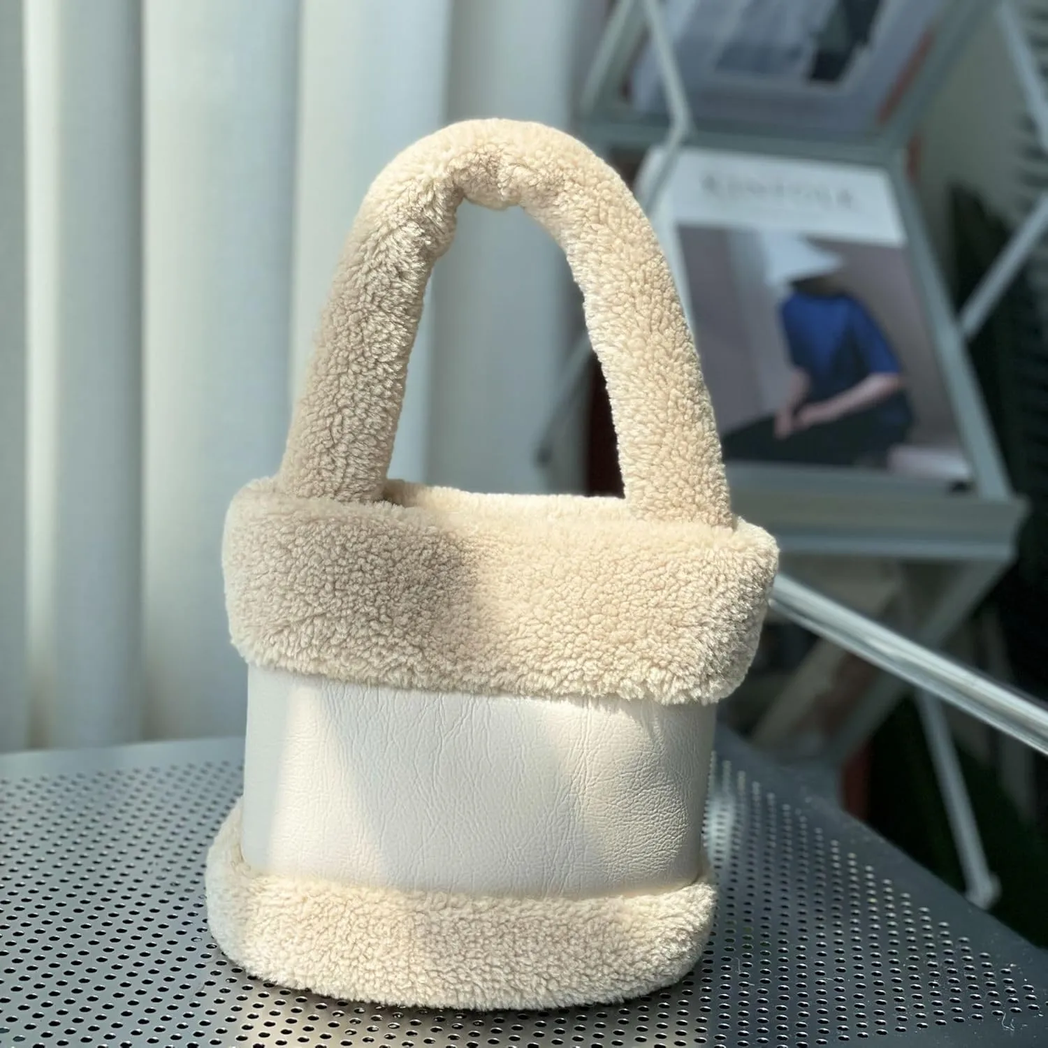 MH Bailment Furry Tote Bag for Women Fuzzy Faux Fur Tote Handbag Cute Retro Bag Bucket Bag Soft Plush Purse for Winter